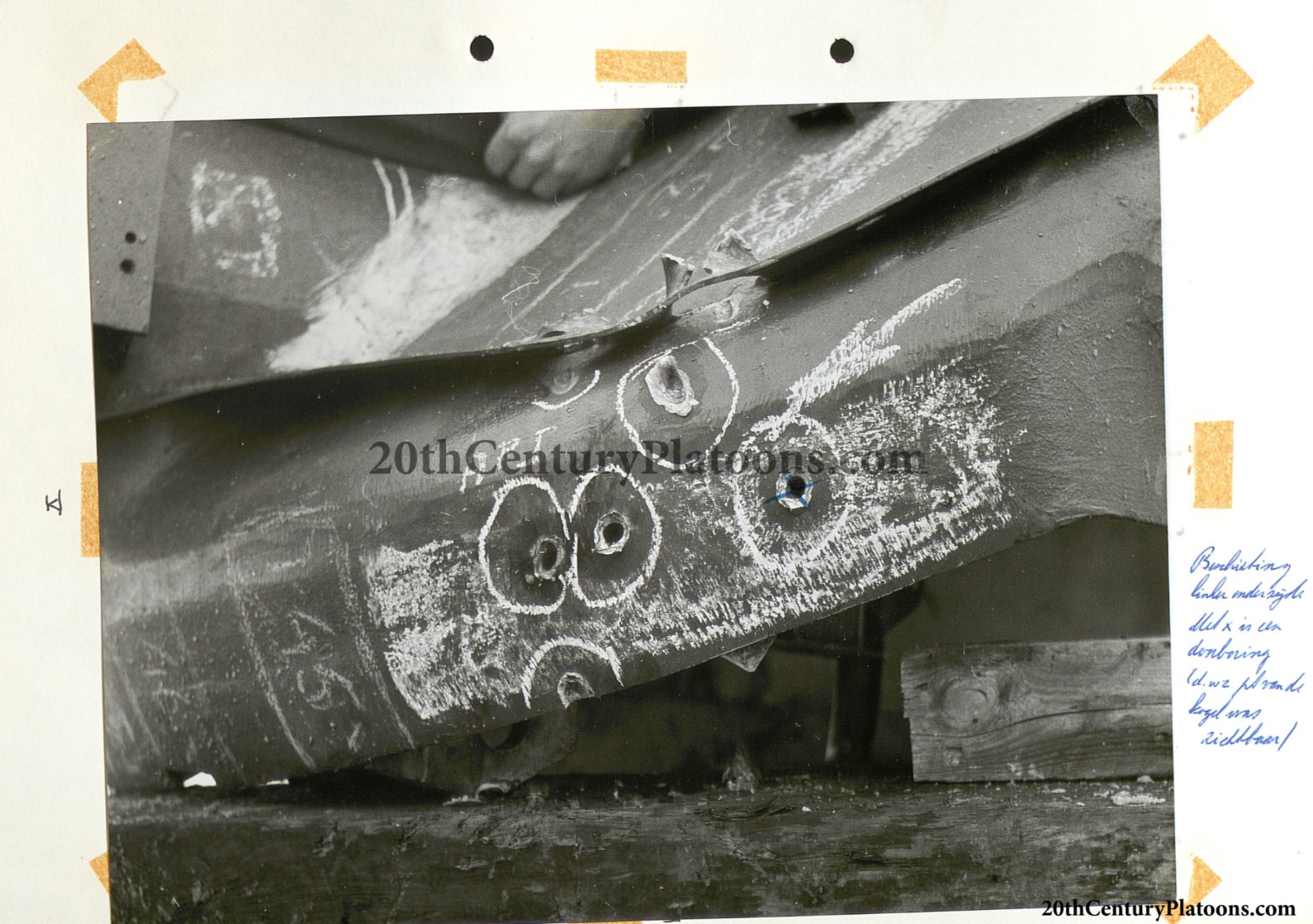 <i>“Beschieting linkeronderzijde.
Met x is een doorboring (d.w.z. punt van de kogel was zichtbaar).”</i><br>Rounds fired at the left side bottom.
Marked X is a penetration (i.e. the bullet’s tip was visible).
